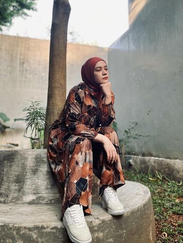 Padu padan hijab dan lounge wear ala Putri Anne Saloka.