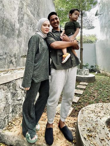 Padu padan hijab dan lounge wear ala Putri Anne Saloka.