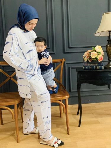 Padu padan hijab dan lounge wear ala Putri Anne Saloka.