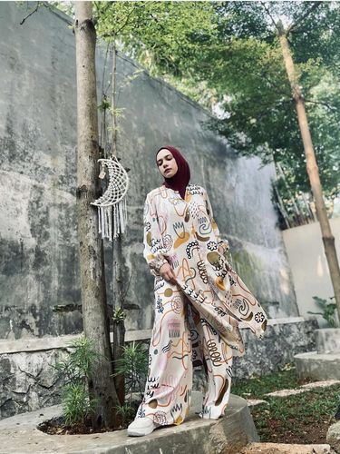 Padu padan hijab dan lounge wear ala Putri Anne Saloka.
