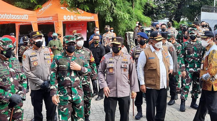 Panglima TNI dan Kapolri tinjau vaksinasi di daerah slum area