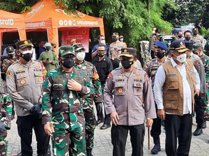 Panglima TNI-Kapolri Tinjau Vaksinasi Warga di Slum Area Jakpus