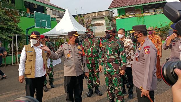 Panglima TNI, Kapolri dan Kepala BNPB meninjau vaksinasi di Duri Pulo Jakpus (Foto: Karin/detikcom)