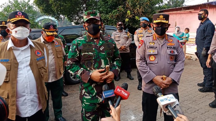 Panglima TNI Marsekal Hadi Tjahjanto meninjau kegiatan vaksinasi di Rusun Petamburan