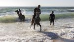 Pantai Israel Diserbu Warga Palestina Saat Libur Idul Adha