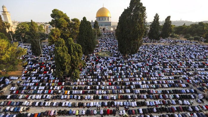 Libur Idul Adha dimanfaatkan sebagian warga Palestina dengan berwisata ke pantai di Tel Aviv, Israel. Begini momennya.