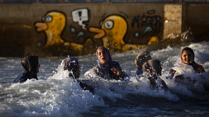 Libur Idul Adha dimanfaatkan sebagian warga Palestina dengan berwisata ke pantai di Tel Aviv, Israel. Begini momennya.