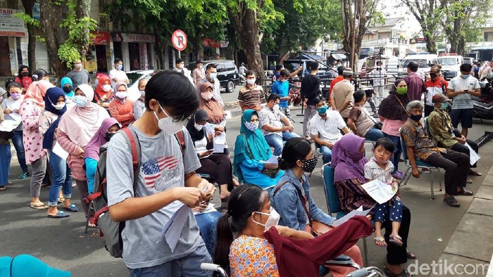 Pemkab Boyolali melakukan vaksinasi Corona atau COVID-19 kepada pedagang Pasar Sunggingan. Sebanyak 500 pedagang yang mendapat suntikan vaksin.