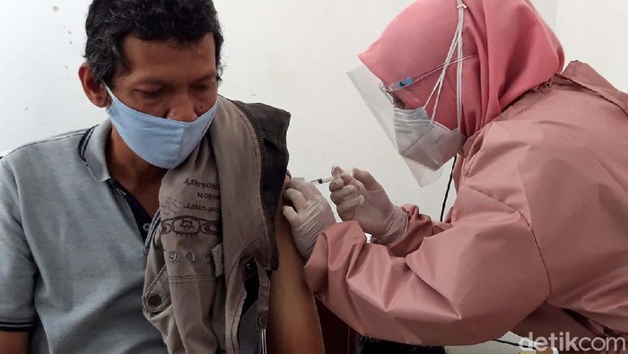 Pemkab Boyolali melakukan vaksinasi Corona atau COVID-19 kepada pedagang Pasar Sunggingan. Sebanyak 500 pedagang yang mendapat suntikan vaksin.