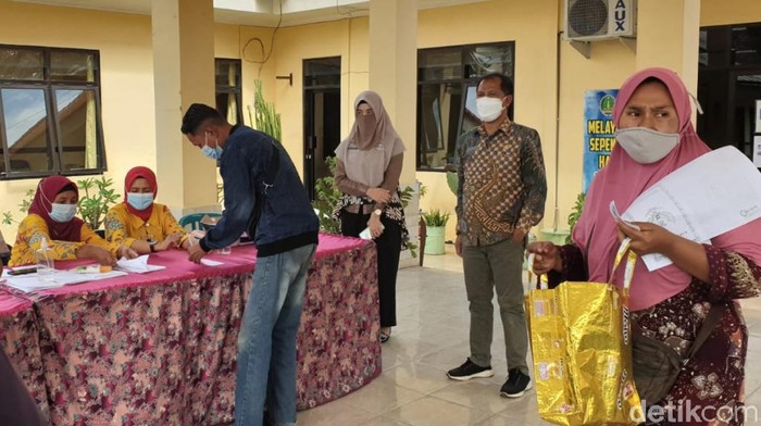Pelaku usaha di Kota Pasuruan bisa bernapas lega. Pemerintah kota menyalurkan bantuan berupa uang tunai.