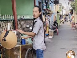 Viral Mas-mas Penjual Jamu Rambutnya bak Aktor Laga China, Bikin Salfok