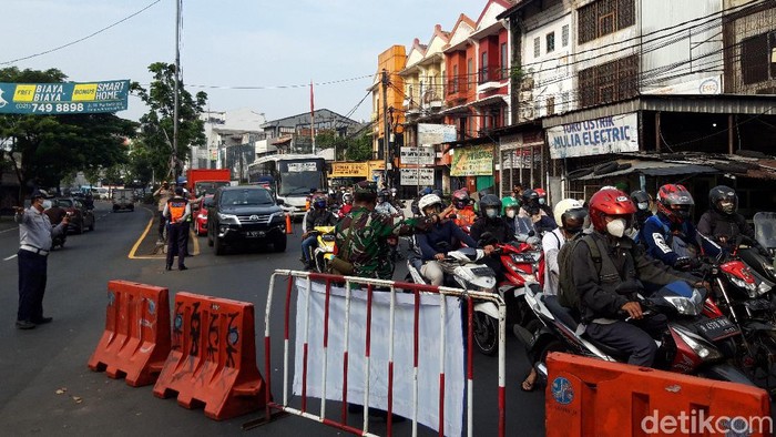 Penyekatan di Ciputat (Rakha/detikcom)