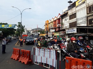 Sejumlah Pemotor Lolos Pemeriksaan STRP di Ciputat, Ada yang Lewat Trotoar