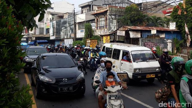 Penyekatan di Ciputat (Rakha/detikcom)