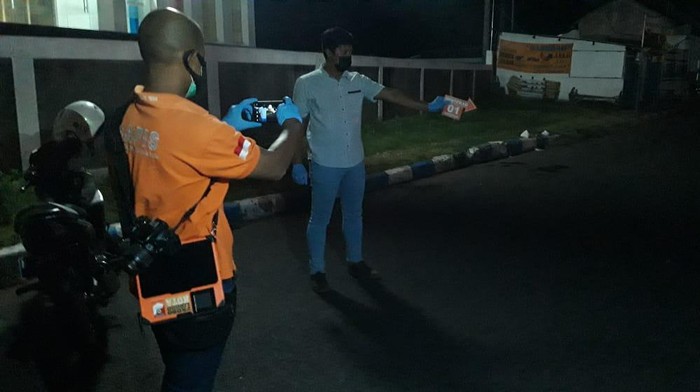 Pria di Kota Probolinggo tewas ditusuk preman. Peristiwa itu terjadi saat korban pulang usai acara bakar sate bersama teman klub motor.
