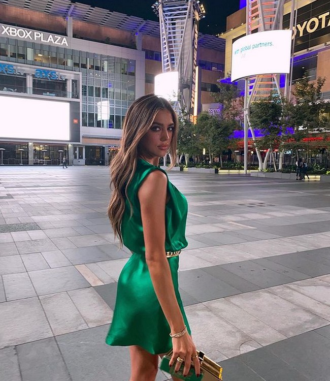 Sedangkan Sistine Stallone yang saat ini berusia 24 tahun mengikuti jejak ayahnya yang terjun di industri film dengan menjadi aktris. Sejauh ini sudah dua film dibintangi Sistine. Foto: Instagram