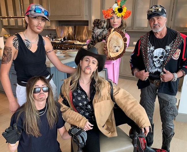 Keluarga Sylvester Stallone ini pun sering menggila dengan mengenakan kostum yang tak terduga. Kali ini mereka tampil ala Tiger King. Foto: Instagram