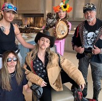 Keluarga Sylvester Stallone ini pun sering menggila dengan mengenakan kostum yang tak terduga. Kali ini mereka tampil ala Tiger King. Foto: Instagram