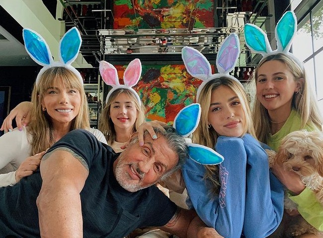 Inilah momen intim Sylvester Stallone bersama istri dan ketiga putri cantiknya saat Hari Paskah. Mereka tampil kompak menggunakan bando bentuk telinga kelinci. Foto: Instagram