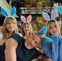 Inilah momen intim Sylvester Stallone bersama istri dan ketiga putri cantiknya saat Hari Paskah. Mereka tampil kompak menggunakan bando bentuk telinga kelinci. Foto: Instagram