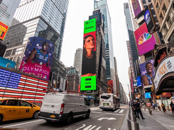 Raisa di Times Square, New York, Amerika Serikat.