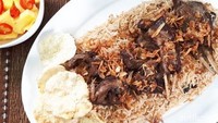 Kalau suka nasi kebuli yang harum dengan paduan daging kambing yang gurih renyah kamu bisa membuat sendiri dengan cara praktis. Caranya tak terlalu rumit, lihat resep lengkapnya di sini. Foto: detikfood
