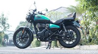 Dari samping pula, terlihat model tangki ‘tear drop’ yang berkapasitas 15 Liter bensin dan tampak manis dengan emblem tulisan Royal Enfield yang tampil ‘mentereng’ dengan sentuhan kelir chrome.  Foto: Muhammad Hafizh Gemilang