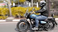 Impresi yang kami rasakan, tentu motor seperti ini cocok untuk dibawa cruising santai yang tidak mengejar waktu. Persis seperti slogannya, ‘Cruise Easy’. Mesin 350cc ini menurut kami pas untuk dipakai harian. Foto: 20Detik
