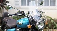 Dari depan Royal Enfield Meteor 350 tipe tertinggi yang kami tes ini tampak sangat ‘siap touring’, berkat windshield yang diset fixed alias tingginya tidak dapat diatur. Namun penggunaan windshield ini hanya hadir di tipe Supernova alias tipe tertinggi dan tidak hadir di tipe Stellar dan Fireball. Foto: Muhammad Hafizh Gemilang