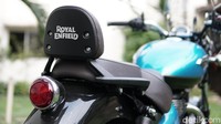 Lagi-lagi khusus tipe Supernova ini, diberi back rest dengan tulisan Royal Enfield yang tentunya akan memanjakan pembonceng ketika duduk di jok belakangnya ini.  Foto: Muhammad Hafizh Gemilang