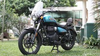 Secara tampilan, tentu Royal Enfield selalu datang dengan ciri khas motor gede bergaya klasiknya, pun di Meteor 350 ini. Aura khas motor cruiser klasik tampak nyata.  Foto: Muhammad Hafizh Gemilang
