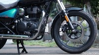 Dari samping terlihat tampilan Meteor 350 ini khas cruiser modern yang cocok dipakai harian. Terlihat dari penggunaan rake atau sudut kemiringan kaki-kaki depan motor ini yang tampak tegak. Foto: Muhammad Hafizh Gemilang