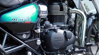 Di atas kertas, spesifikasi Royal Enfield Meteor 350 ini menggunakan mesin 349cc yang masih ‘klasik’ karena belum ada radiator atau pendingin cairannya. Mesin silinder tunggalnya ini, punya karakter mesin yang overstroke.  Foto: Muhammad Hafizh Gemilang