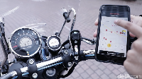Lalu, sentuhan modern yang paling terasa baru adalah hadirnya fitur Royal Enfield Tripper di instrumen klusternya.  Royal Enfield ternyata mendesain instrumen kluster digital berbentuk lingkaran yang sebelah kanan ini, dapat disambungkan ke smartphone via bluetooth. Foto: 20Detik