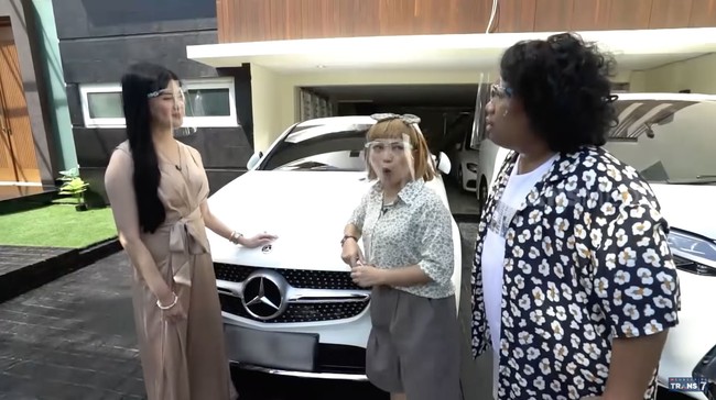 Menjadi bintang tamu SOBAT MISQUEEN di Trans7, Klaviera membuka pintu rumahnya untuk Mpok Alpa dan Marshel, host acara yang tayang setiap Sabtu itu. Sejak memasuki halaman depan rumah, kedua host itu sudah terbengong-bengong dengan kemewahannya.  Foto: Dok. SOBAT MISQUEEN Trans 7, Instagram @ klavierastephanie