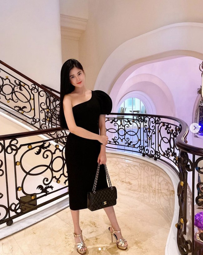 Klaviera menulis dalam profilnya bahwa dia memiliki dua bisnis yaitu produk perawatan rambut Athira Hair Care dan butik pakaian. Foto: Dok. SOBAT MISQUEEN Trans 7, Instagram @ klavierastephanie