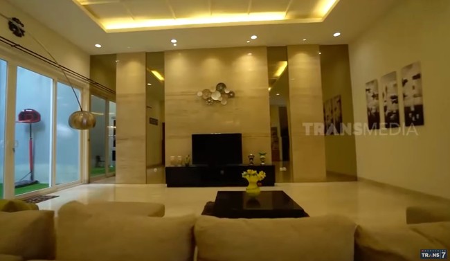 Dan inilah ruang keluarga sekaligus tempat bersantai di rumah Klaviera yang mengusung konsep minimalis. Ruangan tersebut dindingnya dihiasi marmer. Menurut Klaviera, untuk marmer di seluruh rumahnya biaya yang dihabiskan mencapai Rp 3,5 miliar. Foto: Dok. Sobat Misqueen Trans7