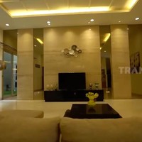 Dan inilah ruang keluarga sekaligus tempat bersantai di rumah Klaviera yang mengusung konsep minimalis. Ruangan tersebut dindingnya dihiasi marmer. Menurut Klaviera, untuk marmer di seluruh rumahnya biaya yang dihabiskan mencapai Rp 3,5 miliar. Foto: Dok. Sobat Misqueen Trans7