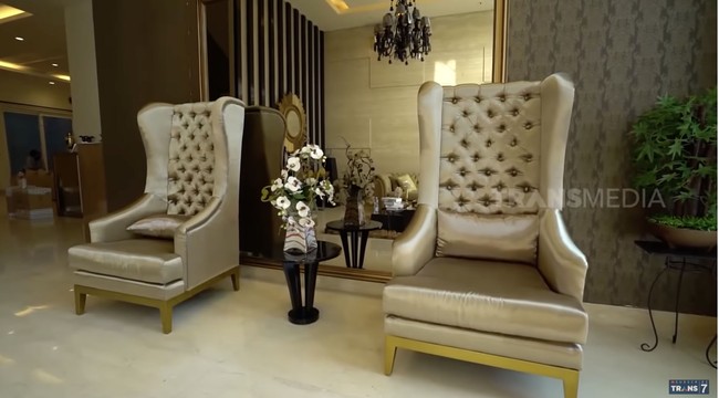 Memasuki ruang tamu rumah Klaviera, Mpok Alpa dan Marshel kembali mau ‘menangis’ saat mengetahui total harga dari ruangan tersebut. Klaviera menyebutkan untuk ruang tamunya dia menghabiskan Rp 250 juta. Mendingan buat bikin kos-kosan kalau gue, kata Mpok Alpa. Foto: Dok. SOBAT MISQUEEN Trans 7, Instagram @ klavierastephanie