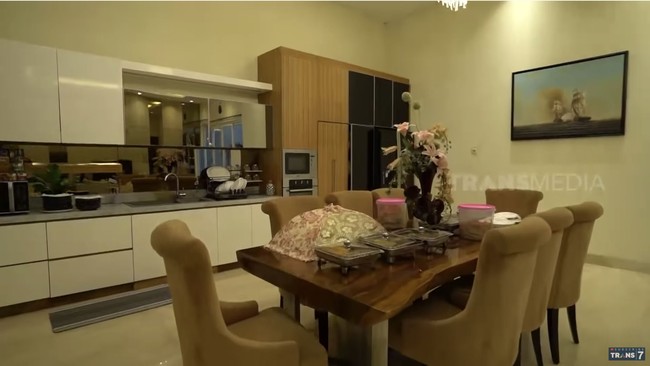 Rumah mewah Klaviera ini dibangun di atas tanah seluas 400 m2. Dan luas bangunan dari rumah tersebut 1.000 m2 lebih. Biaya pembangunan rumahnya mencapai lebih dari Rp 30 miliar. Foto: Dok. SOBAT MISQUEEN Trans 7, Instagram @ klavierastephanie
