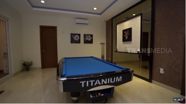 Mpok Alpa dan Marshel kemudian bertanya pada Klaviera apakah ada benda di rumahnya yang tidak pernah dipakai. Dan Klaviera mengajak keduanya memasuki ruangan yang dihiasi meja biliar. Meja biliar seharga Rp 35 juta itu menurutnya tidak pernah dipakai dan hanya digunakan untuk menghiasi ruangan agar tak terkesan kosong. Foto: Dok. SOBAT MISQUEEN Trans 7, Instagram @ klavierastephanie
