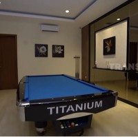 Mpok Alpa dan Marshel kemudian bertanya pada Klaviera apakah ada benda di rumahnya yang tidak pernah dipakai. Dan Klaviera mengajak keduanya memasuki ruangan yang dihiasi meja biliar. Meja biliar seharga Rp 35 juta itu menurutnya tidak pernah dipakai dan hanya digunakan untuk menghiasi ruangan agar tak terkesan kosong. Foto: Dok. SOBAT MISQUEEN Trans 7, Instagram @ klavierastephanie
