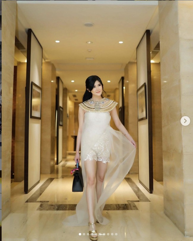 Dalam dunia hiburan, Klaviera Stephanie pernah bergabung menjadi anggota girlband Xin-Xin. Dia pun kerap disebut mirip dengan artis Sandra Dewi. Foto: Dok. SOBAT MISQUEEN Trans 7, Instagram @ klavierastephanie