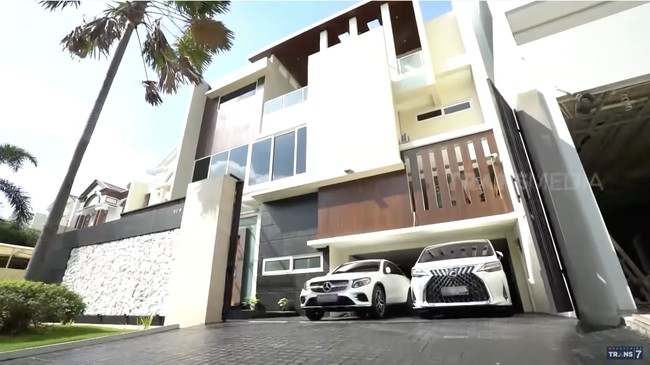 Inilah rumah mewah Klaviera Stephanie yang ditempatinya bersama sang suami. Begitu mewahnya rumah tersebut, Klaviera pun dijuluki Princess Pantai Indah Kapuk. Foto: Dok. SOBAT MISQUEEN Trans 7, Instagram @ klavierastephanie