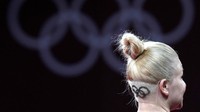 Maria Fazekas dari Hungaria mengikuti sesi latihan tenis meja di Tokyo Metropolitan Gymnasium pada Olimpiade Musim Tokyo 2020, di Tokyo, Jepang. Maria Fazekas menghias rambutnya dengan lambang Olimpiade. AP Photo/Petr David Josek.  
