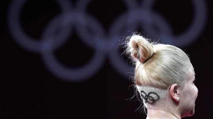 Saat Logo Olimpiade Menghiasi Tubuh Para Atlet Dunia Olimpiade memiliki logo lima buah cincin yang berarti 5 benua yang ada di bumi. Sejumlah atlet terlihat menampilkan logo olimpiade di tubuh mereka, penasaran?