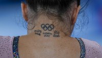 Atlet senam dari Itali, Vanessa Ferrari, berlatih selama sesi latihan senam di Olimpiade 2020 di Tokyo, Jepang. Atlet Itali tersebut membuat tattoo lambang Olimpiade di punggungnya sebagai bentuk apresiasi dirinya telah mengikuti beberapa kali Olimpiade seperti di Beijing, London, dan Rio. AP Photo/Natacha Pisarenko.  