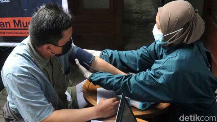 Saat Warga Bandung Berbondong-bondong Disuntik Vaksin Corona Vaksinasi COVID-19 terus digenjot untuk capai herd immunity atau kekebalan komunal. Di Bandung, warga berdatangan ke Kantor Nasdem untuk disuntik vaksin Corona.