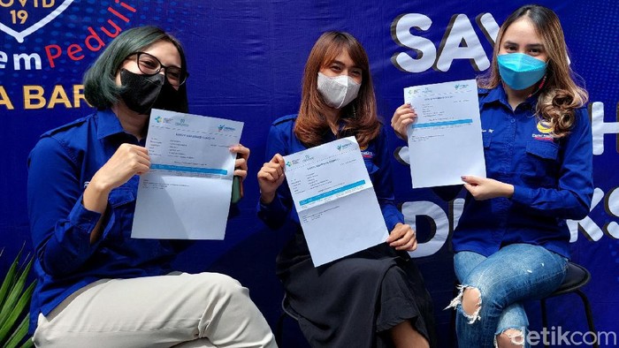 Vaksinasi COVID-19 terus digenjot untuk capai herd immunity atau kekebalan komunal. Di Bandung, warga berdatangan ke Kantor Nasdem untuk disuntik vaksin Corona.