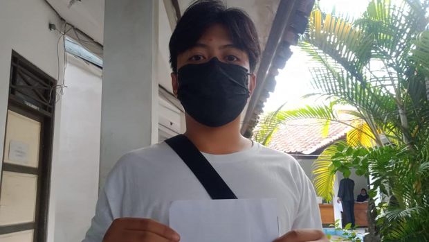 Salah seorang PKL menunjukkan amplop polos bansos tunai di kantor Disdagnakerkop UKM Karanganyar, Kamis (22/7/2021).